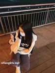 Showing your face is the way to go! The top cuckold is a ruthless man, Guangdong's big-breasted and beautiful hotwife [Yaya] privately filmed the second season, showing her face during a 3P outdoors in a shopping mall