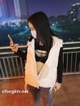 Showing your face is the way to go! The top cuckold is a ruthless man, Guangdong's big-breasted and beautiful hotwife [Yaya] privately filmed the second season, showing her face during a 3P outdoors in a shopping mall
