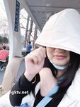 Showing your face is the way to go! The top cuckold is a ruthless man, Guangdong's big-breasted and beautiful hotwife [Yaya] privately filmed the second season, showing her face during a 3P outdoors in a shopping mall