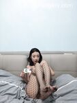 顶级举牌圈极品身材长腿女神【李丹】反差定制，楼道放尿道具丝袜塞逼紫薇喝自己尿用尿浇头
