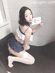 顶级举牌圈极品身材长腿女神【李丹】反差定制，楼道放尿道具丝袜塞逼紫薇喝自己尿用尿浇头
