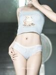 才19岁04年的超级嫩妹子卖原味的嫩妹【无名小花】还是个雏！飞机场平胸！扣逼自慰让内裤沾满她的淫水，再高价卖掉内裤