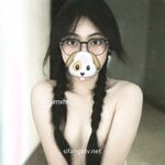 才19岁04年的超级嫩妹子卖原味的嫩妹【无名小花】还是个雏！飞机场平胸！扣逼自慰让内裤沾满她的淫水，再高价卖掉内裤