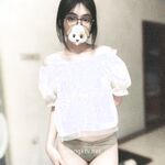 才19岁04年的超级嫩妹子卖原味的嫩妹【无名小花】还是个雏！飞机场平胸！扣逼自慰让内裤沾满她的淫水，再高价卖掉内裤