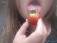 11月最新流出，推特在校大學生波霸巨乳【鈺玦】收費私拍，洗澡道具自慰大奶大臀小鋼炮，不出校門賺得第一桶金
