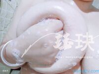11月最新流出，推特在校大學生波霸巨乳【鈺玦】收費私拍，洗澡道具自慰大奶大臀小鋼炮，不出校門賺得第一桶金