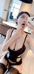 Blushing Dearie_ Kaki stoking hitam yang dibulatkan sedikit ke langit