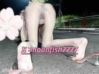 Ang pinakahuling pagbili noong Disyembre, ang top-notch body-burning bitch [Orange Orange] privately filmed, ang transparent anal plug na nakalabas sa labas ng asong babae habang naglalakad at umiihi ng mga props Ziwei climax convulsions, close-up visual 