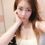 Pada penghujung tahun, tweet mengejutkan muncul di Twitter Dewi dengan wajah tinggi dan payudara besar kontras [Wine Moon], dilatih oleh pemilik untuk penggambaran peribadi.