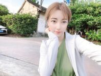 Pada penghujung tahun, tweet mengejutkan muncul di Twitter Dewi dengan wajah tinggi dan payudara besar kontras [Wine Moon], dilatih oleh pemilik untuk penggambaran peribadi.
