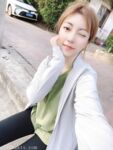 Pada penghujung tahun, tweet mengejutkan muncul di Twitter Dewi dengan wajah tinggi dan payudara besar kontras [Wine Moon], dilatih oleh pemilik untuk penggambaran peribadi.