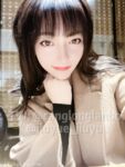 Pada penghujung tahun, tweet mengejutkan muncul di Twitter Dewi dengan wajah tinggi dan payudara besar kontras [Wine Moon], dilatih oleh pemilik untuk penggambaran peribadi.