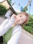 Pada penghujung tahun, tweet mengejutkan muncul di Twitter Dewi dengan wajah tinggi dan payudara besar kontras [Wine Moon], dilatih oleh pemilik untuk penggambaran peribadi.