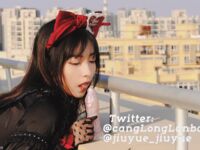 Pada penghujung tahun, tweet mengejutkan muncul di Twitter Dewi dengan wajah tinggi dan payudara besar kontras [Wine Moon], dilatih oleh pemilik untuk penggambaran peribadi.