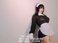 Pada penghujung tahun, tweet mengejutkan muncul di Twitter Dewi dengan wajah tinggi dan payudara besar kontras [Wine Moon], dilatih oleh pemilik untuk penggambaran peribadi.