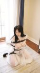 Pada penghujung tahun, tweet mengejutkan muncul di Twitter Dewi dengan wajah tinggi dan payudara besar kontras [Wine Moon], dilatih oleh pemilik untuk penggambaran peribadi.