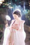 Pada penghujung tahun, tweet mengejutkan muncul di Twitter Dewi dengan wajah tinggi dan payudara besar kontras [Wine Moon], dilatih oleh pemilik untuk penggambaran peribadi.
