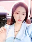 Pada penghujung tahun, tweet mengejutkan muncul di Twitter Dewi dengan wajah tinggi dan payudara besar kontras [Wine Moon], dilatih oleh pemilik untuk penggambaran peribadi.