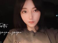 Pada penghujung tahun, tweet mengejutkan muncul di Twitter Dewi dengan wajah tinggi dan payudara besar kontras [Wine Moon], dilatih oleh pemilik untuk penggambaran peribadi.