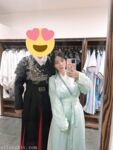 Pada penghujung tahun, tweet mengejutkan muncul di Twitter Dewi dengan wajah tinggi dan payudara besar kontras [Wine Moon], dilatih oleh pemilik untuk penggambaran peribadi.