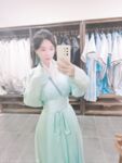 Pada penghujung tahun, tweet mengejutkan muncul di Twitter Dewi dengan wajah tinggi dan payudara besar kontras [Wine Moon], dilatih oleh pemilik untuk penggambaran peribadi.