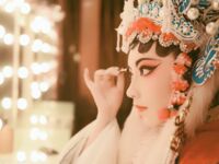 Pada penghujung tahun, tweet mengejutkan muncul di Twitter Dewi dengan wajah tinggi dan payudara besar kontras [Wine Moon], dilatih oleh pemilik untuk penggambaran peribadi.