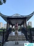顶级反差女神〖娜娜爱之屋〗最新露出挑战，人来人往商场地铁人前偷偷露出，紧张刺激！超级反差