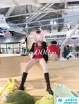 顶级反差女神〖娜娜爱之屋〗最新露出挑战，人来人往商场地铁人前偷偷露出，紧张刺激！超级反差