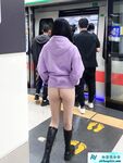 顶级反差女神〖娜娜爱之屋〗最新露出挑战，人来人往商场地铁人前偷偷露出，紧张刺激！超级反差