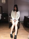 Jiang Zhaoying, giám đốc vận tải của Tập đoàn Cảng tỉnh Giang Tô, một con chó cái có vẻ ngoài thuần khiết, bị lãnh đạo đưa về khách sạn để giám định. Nội quy bất thành văn cũng yêu cầu cô phải giơ CMND và bị lãnh đạo đụ.