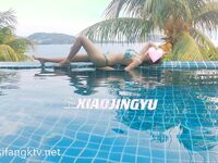 The top cuckold Twitter human high-quality promiscuous couple [Little Whale] privately filmed, Ziwei exposed in front of the waiter in the open-air restaurant bar, PUA entered the men's toilet while walking the dog from behind, the whole process was h
