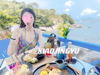 The top cuckold Twitter human high-quality promiscuous couple [Little Whale] privately filmed, Ziwei exposed in front of the waiter in the open-air restaurant bar, PUA entered the men's toilet while walking the dog from behind, the whole process was h