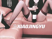 The top cuckold Twitter human high-quality promiscuous couple [Little Whale] privately filmed, Ziwei exposed in front of the waiter in the open-air restaurant bar, PUA entered the men's toilet while walking the dog from behind, the whole process was h