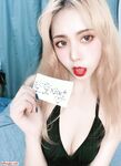 Collection of customized face-showing views of beauties like God Hao Shuyao holding signs