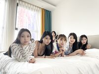 Ang pinakabagong grupo ng modelong nuclear bomb [Flowing Desire XX Workshop] ay nag-imbita ng 6 na batang babaeng modelo na may pinakamagagandang pigura upang matapang na kumuha ng pribadong mga larawan, nakikipag-chat at tumatawa, nakahiga sa isang hiler
