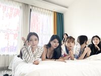 Ang pinakabagong grupo ng modelong nuclear bomb [Flowing Desire XX Workshop] ay nag-imbita ng 6 na batang babaeng modelo na may pinakamagagandang pigura upang matapang na kumuha ng pribadong mga larawan, nakikipag-chat at tumatawa, nakahiga sa isang hiler