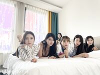 Ang pinakabagong grupo ng modelong nuclear bomb [Flowing Desire XX Workshop] ay nag-imbita ng 6 na batang babaeng modelo na may pinakamagagandang pigura upang matapang na kumuha ng pribadong mga larawan, nakikipag-chat at tumatawa, nakahiga sa isang hiler