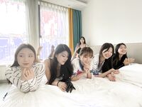 Ang pinakabagong grupo ng modelong nuclear bomb [Flowing Desire XX Workshop] ay nag-imbita ng 6 na batang babaeng modelo na may pinakamagagandang pigura upang matapang na kumuha ng pribadong mga larawan, nakikipag-chat at tumatawa, nakahiga sa isang hiler