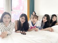 Ang pinakabagong grupo ng modelong nuclear bomb [Flowing Desire XX Workshop] ay nag-imbita ng 6 na batang babaeng modelo na may pinakamagagandang pigura upang matapang na kumuha ng pribadong mga larawan, nakikipag-chat at tumatawa, nakahiga sa isang hiler