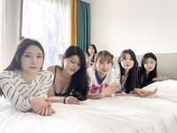 Ang pinakabagong grupo ng modelong nuclear bomb [Flowing Desire XX Workshop] ay nag-imbita ng 6 na batang babaeng modelo na may pinakamagagandang pigura upang matapang na kumuha ng pribadong mga larawan, nakikipag-chat at tumatawa, nakahiga sa isang hiler