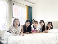 Ang pinakabagong grupo ng modelong nuclear bomb [Flowing Desire XX Workshop] ay nag-imbita ng 6 na batang babaeng modelo na may pinakamagagandang pigura upang matapang na kumuha ng pribadong mga larawan, nakikipag-chat at tumatawa, nakahiga sa isang hiler