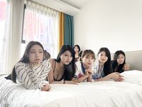 Ang pinakabagong grupo ng modelong nuclear bomb [Flowing Desire XX Workshop] ay nag-imbita ng 6 na batang babaeng modelo na may pinakamagagandang pigura upang matapang na kumuha ng pribadong mga larawan, nakikipag-chat at tumatawa, nakahiga sa isang hiler