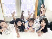 Ang pinakabagong grupo ng modelong nuclear bomb [Flowing Desire XX Workshop] ay nag-imbita ng 6 na batang babaeng modelo na may pinakamagagandang pigura upang matapang na kumuha ng pribadong mga larawan, nakikipag-chat at tumatawa, nakahiga sa isang hiler
