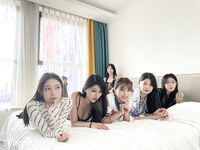 Ang pinakabagong grupo ng modelong nuclear bomb [Flowing Desire XX Workshop] ay nag-imbita ng 6 na batang babaeng modelo na may pinakamagagandang pigura upang matapang na kumuha ng pribadong mga larawan, nakikipag-chat at tumatawa, nakahiga sa isang hiler