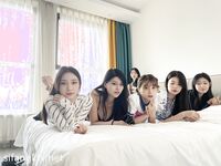 Ang pinakabagong grupo ng modelong nuclear bomb [Flowing Desire XX Workshop] ay nag-imbita ng 6 na batang babaeng modelo na may pinakamagagandang pigura upang matapang na kumuha ng pribadong mga larawan, nakikipag-chat at tumatawa, nakahiga sa isang hiler