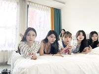 Ang pinakabagong grupo ng modelong nuclear bomb [Flowing Desire XX Workshop] ay nag-imbita ng 6 na batang babaeng modelo na may pinakamagagandang pigura upang matapang na kumuha ng pribadong mga larawan, nakikipag-chat at tumatawa, nakahiga sa isang hiler