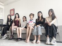 Ang pinakabagong grupo ng modelong nuclear bomb [Flowing Desire XX Workshop] ay nag-imbita ng 6 na batang babaeng modelo na may pinakamagagandang pigura upang matapang na kumuha ng pribadong mga larawan, nakikipag-chat at tumatawa, nakahiga sa isang hiler
