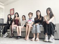 Ang pinakabagong grupo ng modelong nuclear bomb [Flowing Desire XX Workshop] ay nag-imbita ng 6 na batang babaeng modelo na may pinakamagagandang pigura upang matapang na kumuha ng pribadong mga larawan, nakikipag-chat at tumatawa, nakahiga sa isang hiler