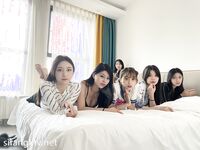 Ang pinakabagong grupo ng modelong nuclear bomb [Flowing Desire XX Workshop] ay nag-imbita ng 6 na batang babaeng modelo na may pinakamagagandang pigura upang matapang na kumuha ng pribadong mga larawan, nakikipag-chat at tumatawa, nakahiga sa isang hiler