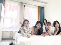 Ang pinakabagong grupo ng modelong nuclear bomb [Flowing Desire XX Workshop] ay nag-imbita ng 6 na batang babaeng modelo na may pinakamagagandang pigura upang matapang na kumuha ng pribadong mga larawan, nakikipag-chat at tumatawa, nakahiga sa isang hiler